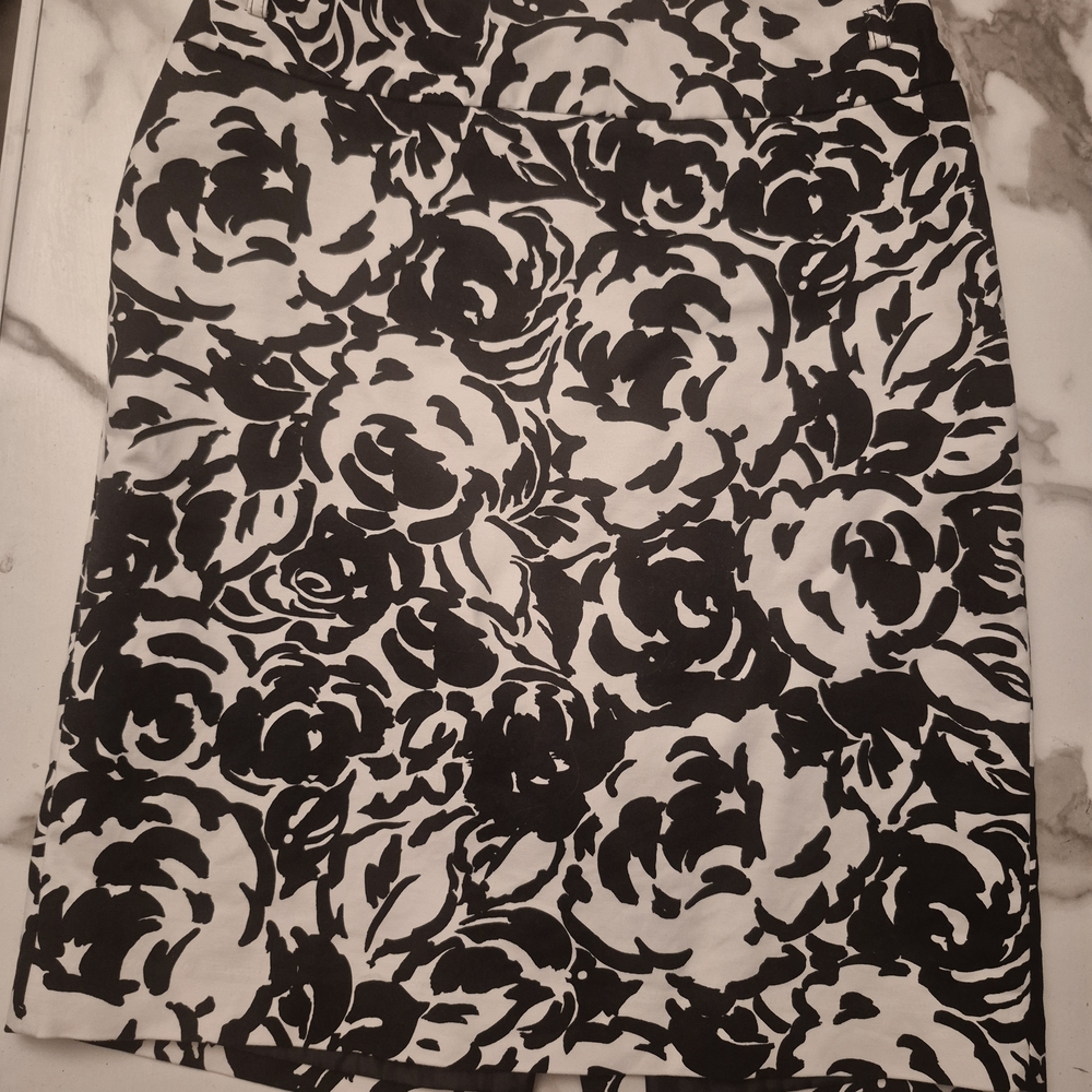 Liz Claiborne Black and White Floral Pencil Skirt Sz 6